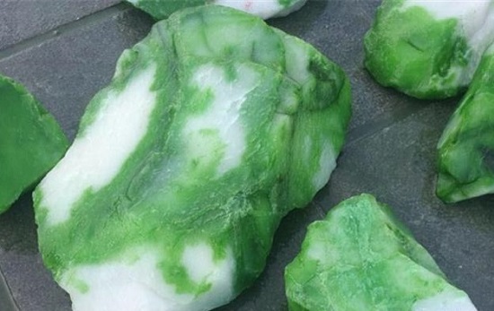 和田玉翠青的绿色有做假吗?